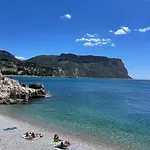 Cosy Corner Cassis